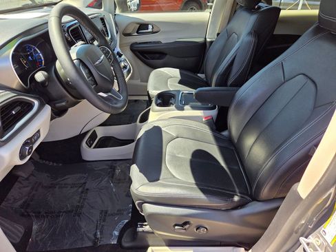 Used 2022 Chrysler Pacifica Touring-L w/ Uconnect Theater Family Group FWD image 10