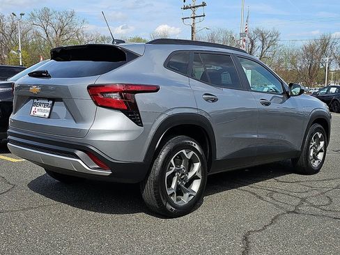 Used 2025 Chevrolet Trax LT FWD image 6