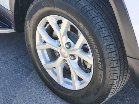 Used 2024 Jeep Grand Cherokee L Limited RWD image 12
