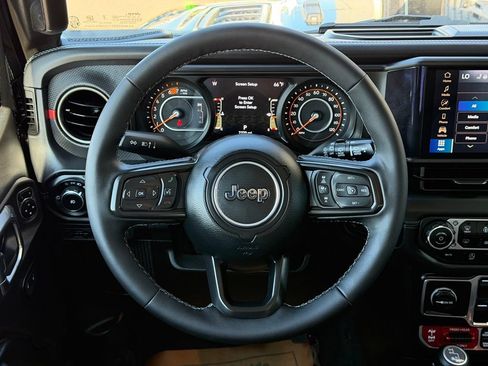 Used 2025 Jeep Wrangler Unlimited Rubicon w/ Convenience Group AWD/4WD image 18