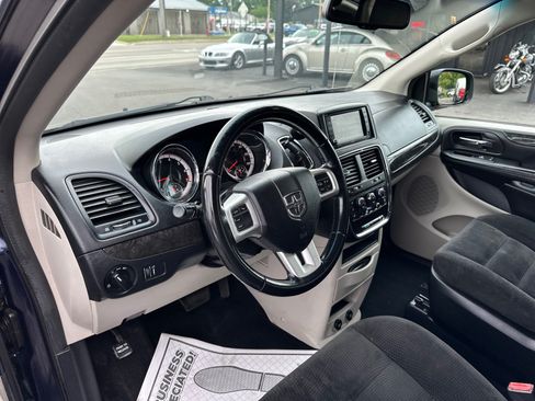 Used 2017 Dodge Grand Caravan SE w/ UConnect Hands-Free Group FWD image 12