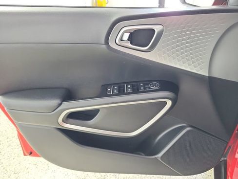 Used 2025 Kia Soul LX w/ LX Technology Package FWD image 21
