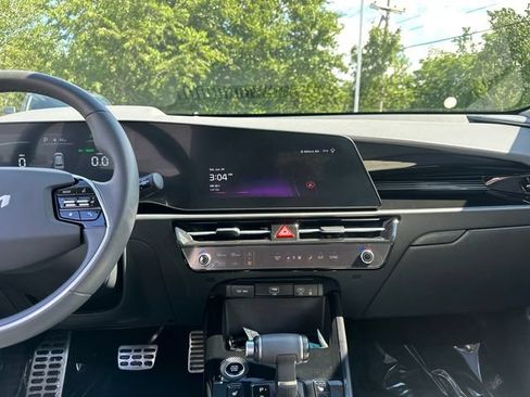 Used 2024 Kia Niro EX Touring FWD image 23