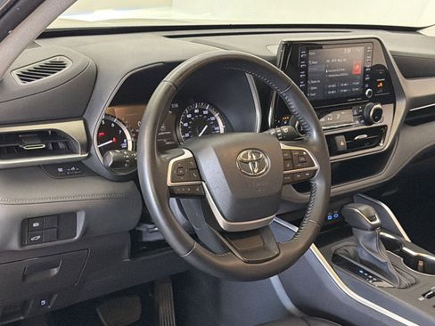 Used 2022 Toyota Highlander XLE AWD/4WD image 17