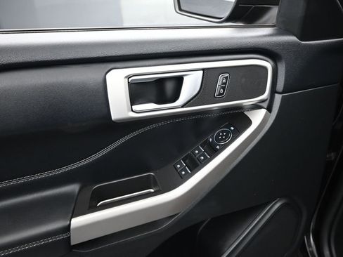 Certified 2023 Ford Explorer XLT RWD image 11