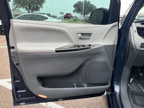 Used 2020 Toyota Sienna XLE Premium image 18