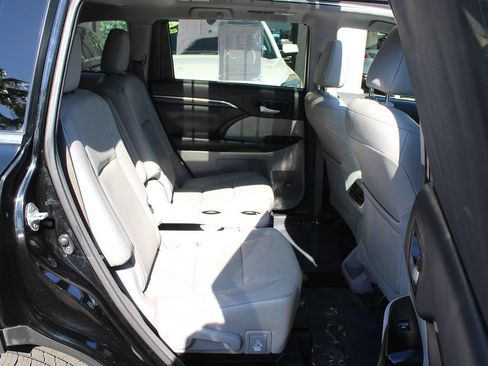 Used 2015 Toyota Highlander Limited Platinum AWD/4WD image 25