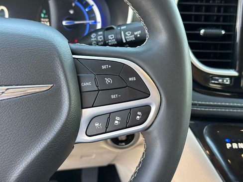 Used 2024 Chrysler Pacifica Limited FWD image 30