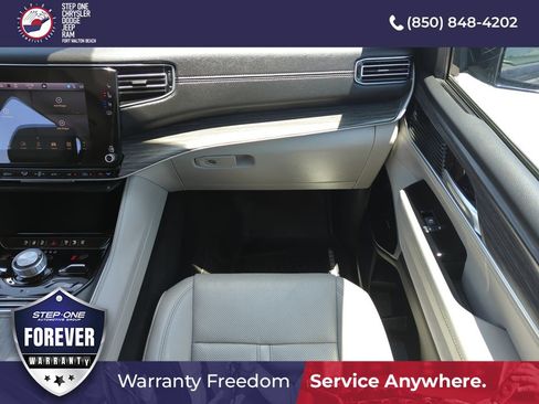 Used 2024 Jeep Wagoneer Series III w/ Premium Group I AWD/4WD image 15