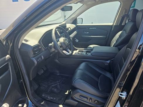 Used 2025 Honda Pilot Touring image 2