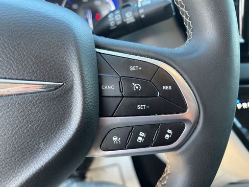 Certified 2023 Chrysler Pacifica Touring-L image 21