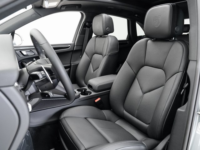 Certified 2025 Porsche Macan AWD/4WD image 5