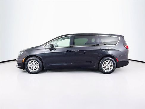 Used 2023 Chrysler Pacifica Touring-L FWD image 4