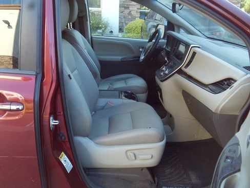 Used 2017 Toyota Sienna XLE w/ XLE Navigation Package FWD image 14