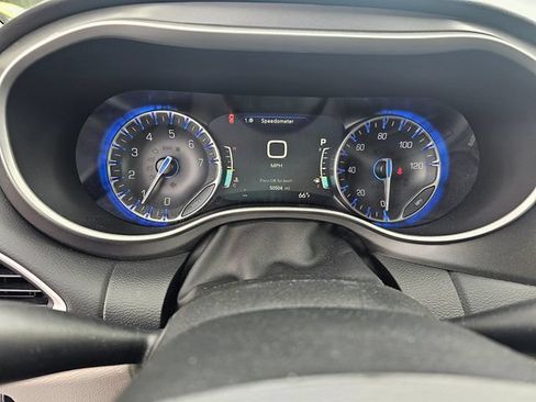 Used 2023 Chrysler Pacifica Touring-L FWD image 29