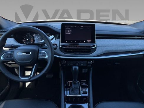 Used 2024 Jeep Compass Latitude image 2