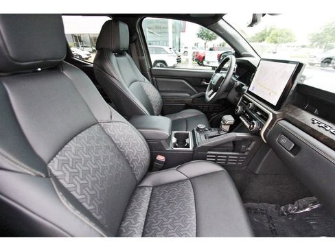 Used 2025 Toyota Tacoma Limited AWD/4WD image 11