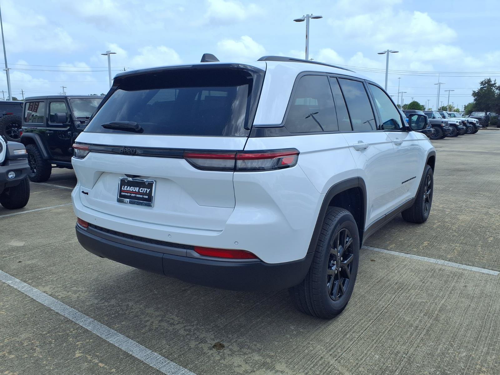 New 2026 Jeep Grand Cherokee Altitude AWD/4WD image 4