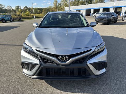 Used 2024 Toyota Camry SE image 11