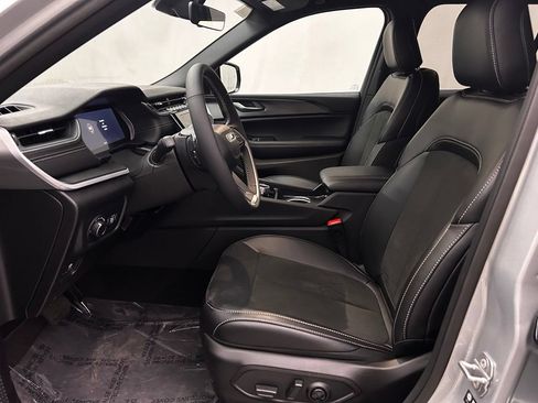 New 2025 Jeep Grand Cherokee Altitude AWD/4WD image 12