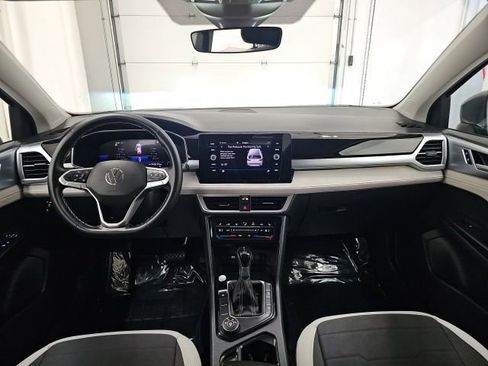 Used 2025 Volkswagen Taos SE image 28