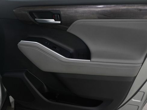 Used 2021 Toyota Highlander Platinum image 9