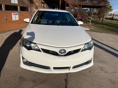 Used 2014 Toyota Camry SE image 2