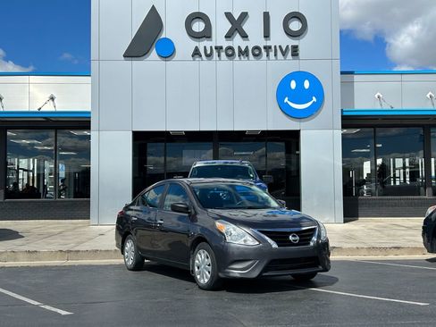 Used 2015 Nissan Versa SV FWD image 1