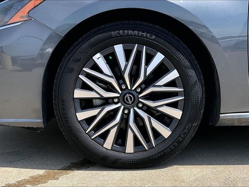 Used 2025 Nissan Altima 2.5 SV FWD image 34