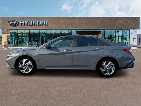 New 2025 Hyundai Elantra SEL image 3