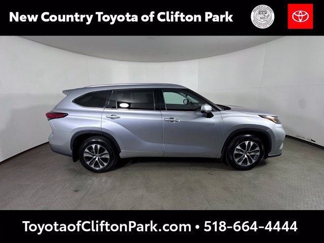 Used 2021 Toyota Highlander XLE AWD/4WD image 8