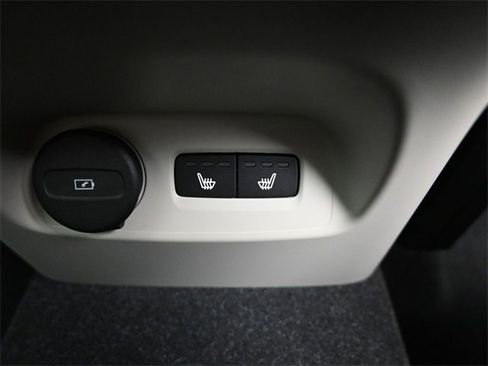 Used 2024 Volvo XC40 B5 Plus w/ Climate Package image 35