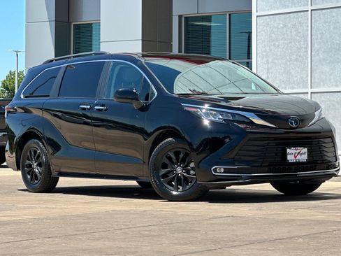 Used 2023 Toyota Sienna XLE FWD image 2