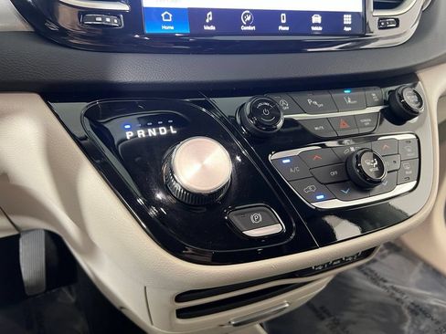 Used 2023 Chrysler Pacifica Touring-L FWD image 30