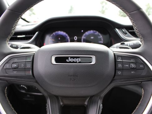 Used 2023 Jeep Grand Cherokee Altitude AWD/4WD image 17