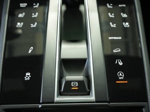 Certified 2025 Porsche Macan AWD/4WD image 22