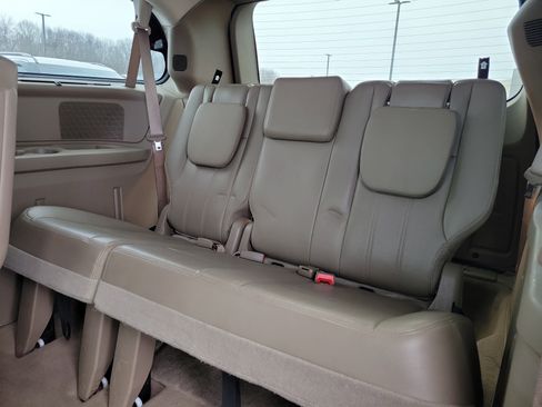 Used 2015 Chrysler Town & Country Touring-L w/ Driver Convenience Group image 9