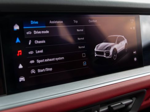 Certified 2024 Porsche Cayenne Turbo GT image 33