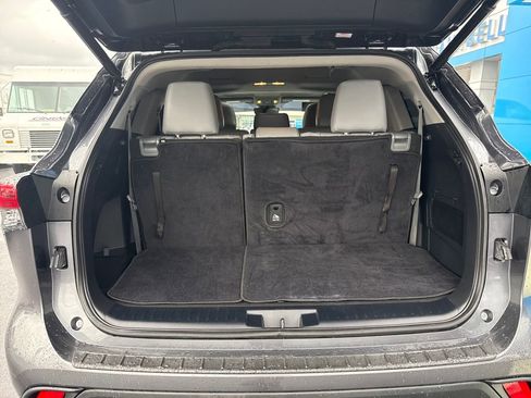 Used 2023 Toyota Highlander XLE image 27