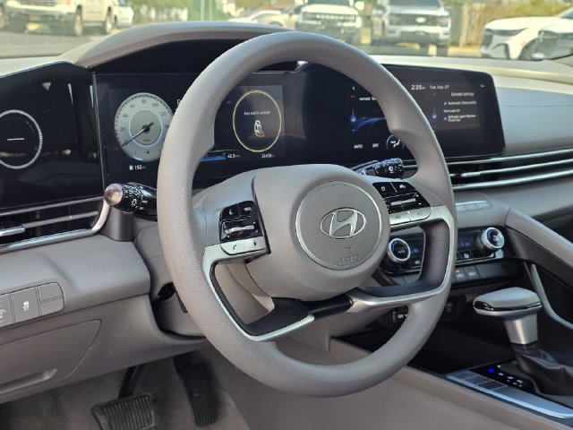 Used 2024 Hyundai Elantra SEL FWD image 25