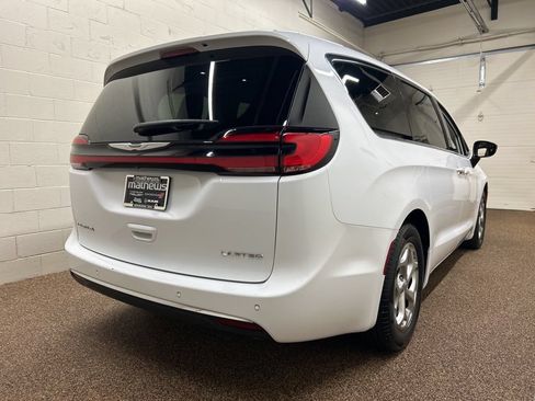 Used 2024 Chrysler Pacifica Limited w/ Uconnect Theater Family Group FWD image 2