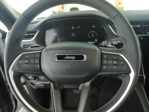 New 2025 Jeep Grand Cherokee Laredo image 18