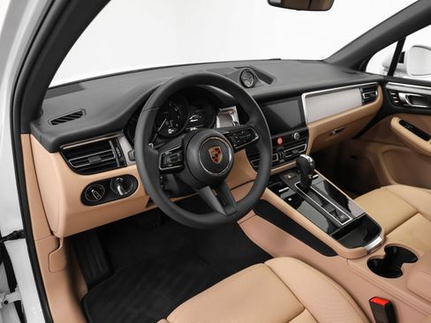 Certified 2026 Porsche Macan AWD/4WD image 4