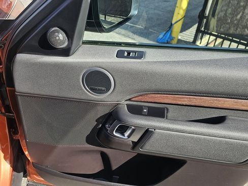 Used 2018 Land Rover Discovery HSE image 13