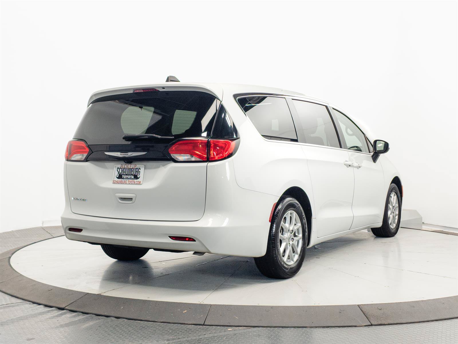 Used 2023 Chrysler Voyager LX FWD image 13