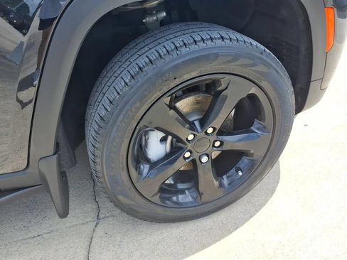 Used 2023 Jeep Grand Cherokee Limited w/ Black Appearance Package RWD image 9