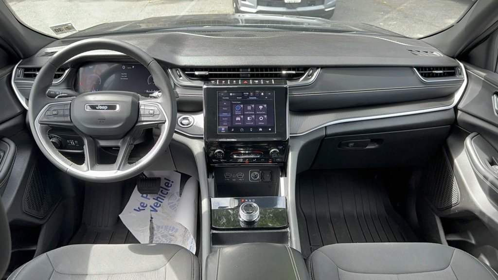 Used 2025 Jeep Grand Cherokee L Laredo AWD/4WD image 13