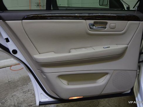 Used 2009 Cadillac DTS w/ Trunk Convenience Package image 9