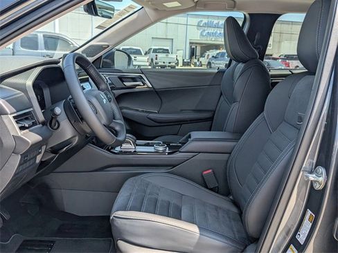 New 2025 Mitsubishi Outlander SE image 12