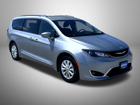 Used 2018 Chrysler Pacifica Touring-L Plus FWD image 4